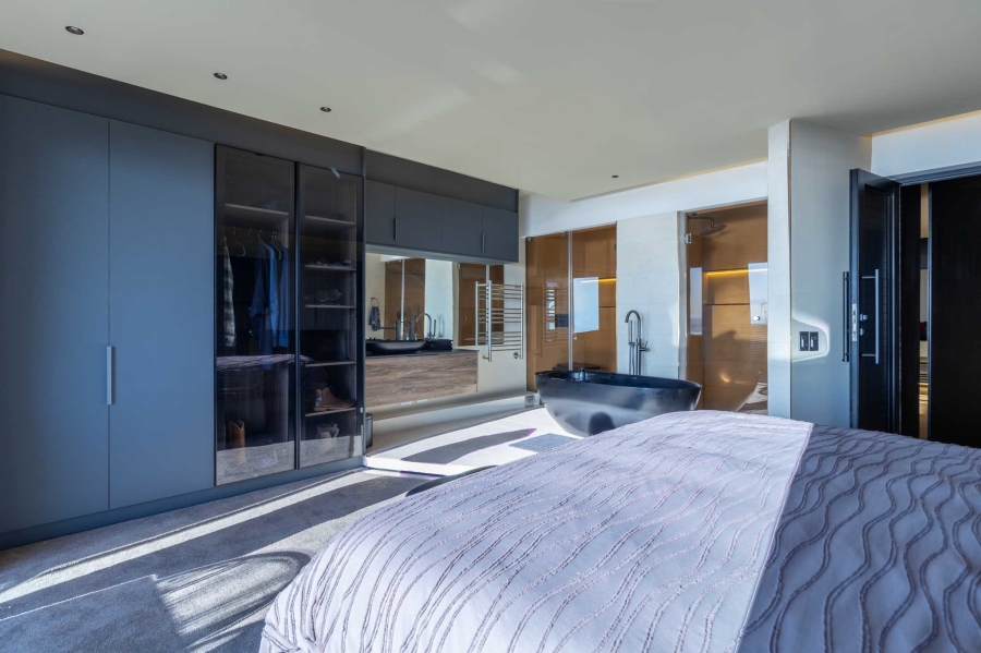 2 Bedroom Property for Sale in Sea Point Western Cape